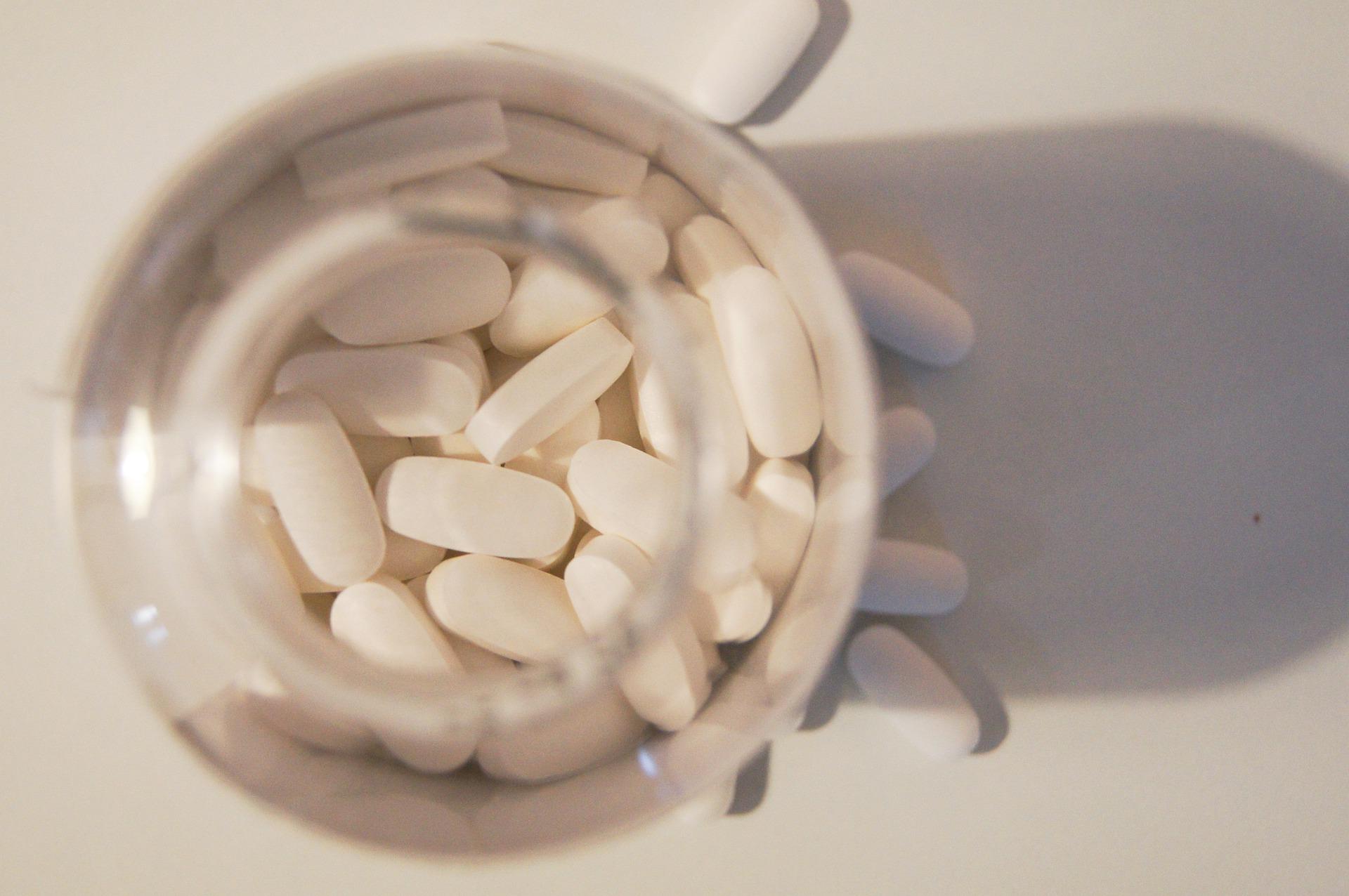 white tylenol pills in bottle